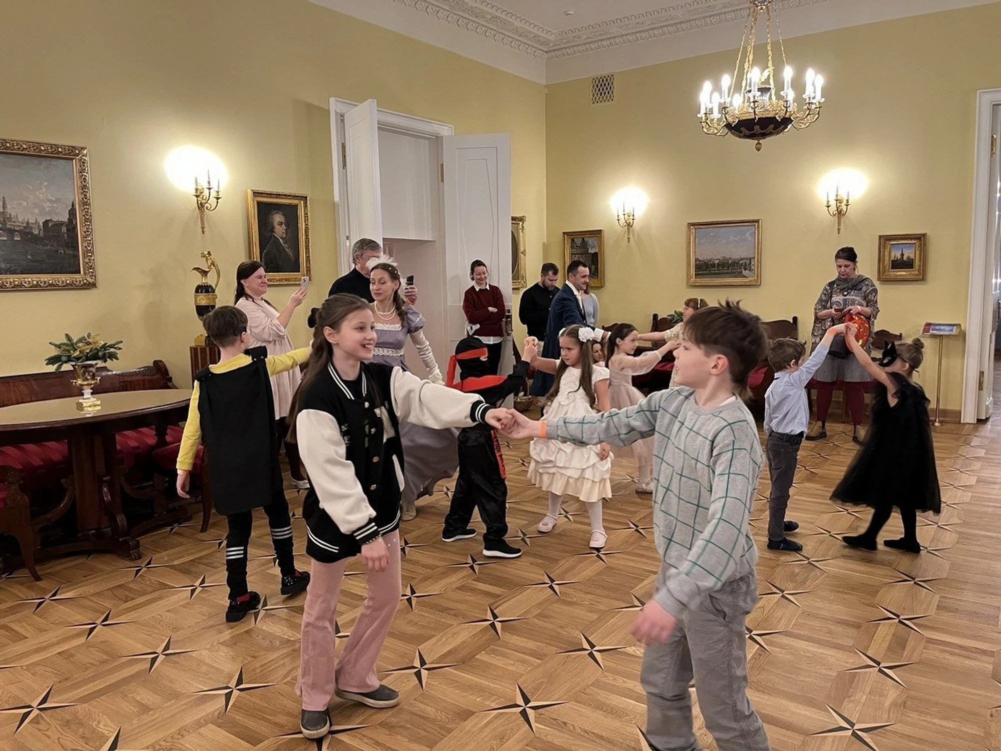 Новогодняя программа «Мы лучше поспешим на бал…»