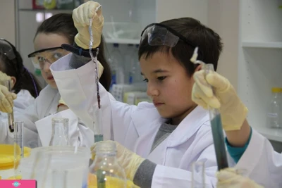 "Фарадей", клуб юных химиков в БЦ "Четыре сезона", Уфа 