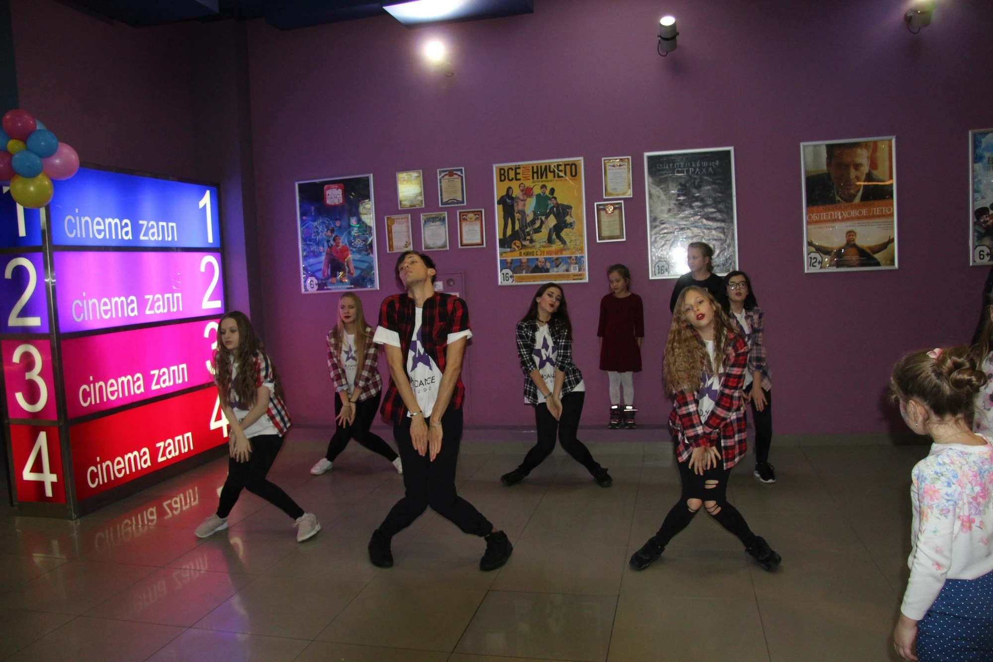 "Галакс", киноцентр с комфортными диванами и кино-баром в Долгопрудном