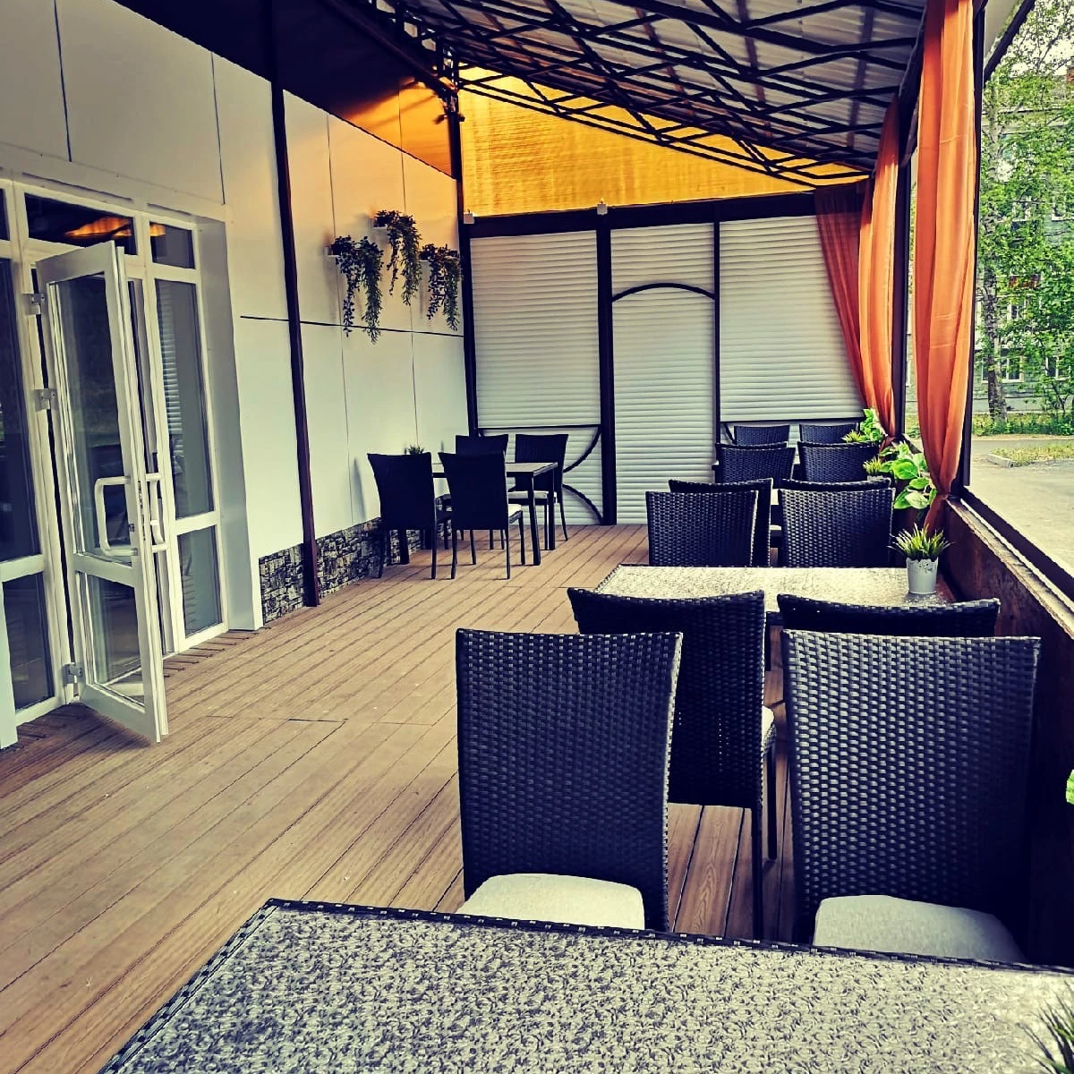 Кафе-кондитерская с летней верандой "Pizza Haus" в г. Нижняя Салда (ул. Новая, 12)