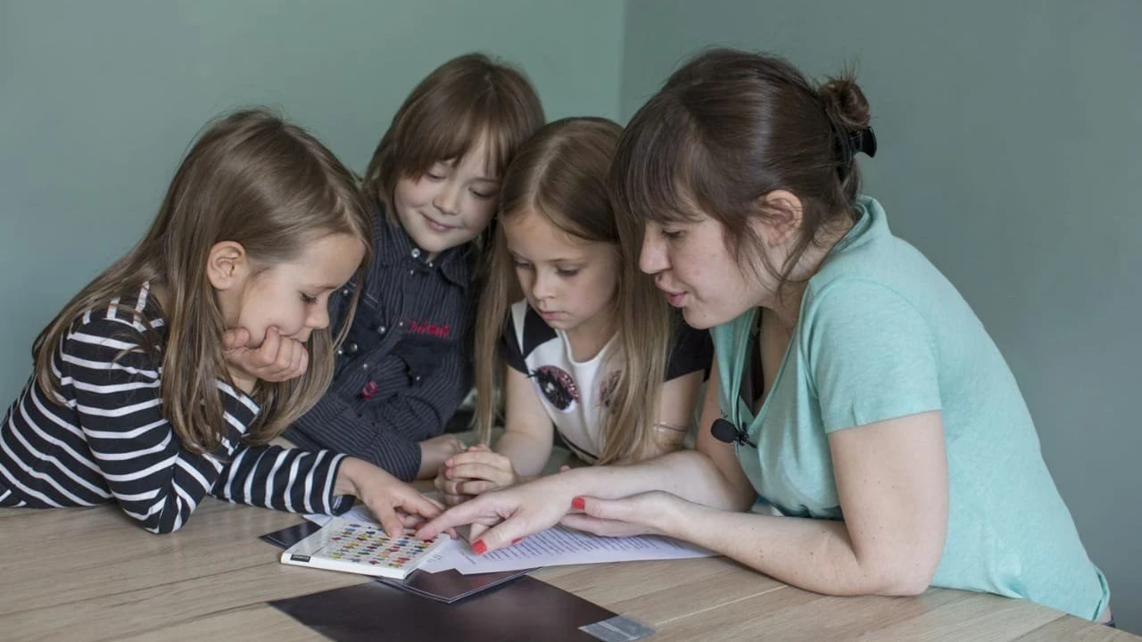 "Easy English"  для детей от 10 лет, уровень языка: А2+ в центре "Кайманчик"