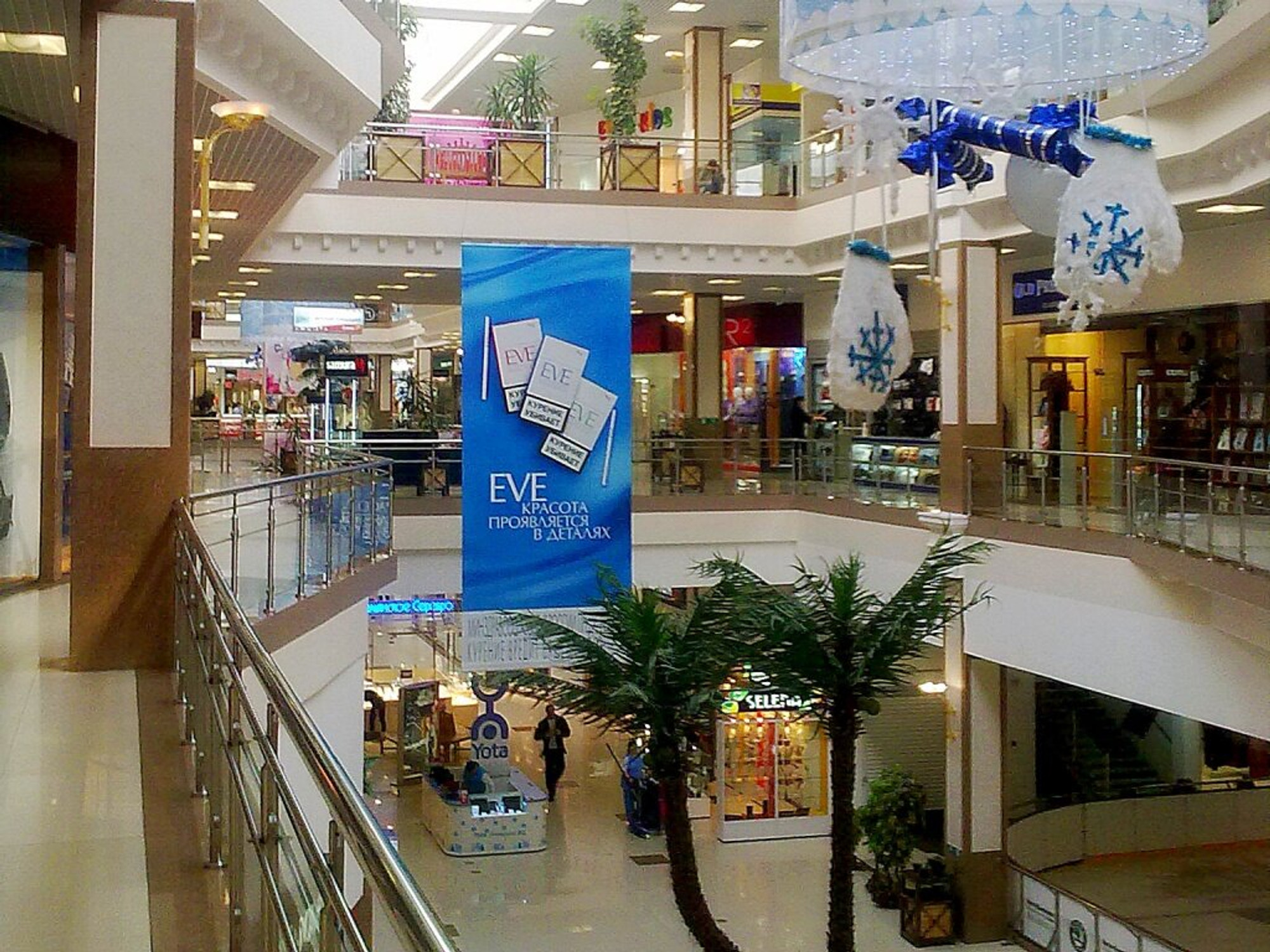 Рекламное торговых центров. Внутренняя реклама в торговых центрах. Рекламные баннеры в торговых центрах. Indoor реклама в торговых центрах. Баннеры для торговых центров подвесные.