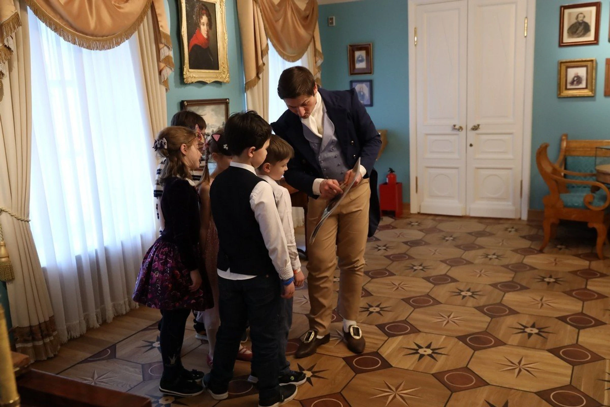 Новогодняя программа «Мы лучше поспешим на бал…»