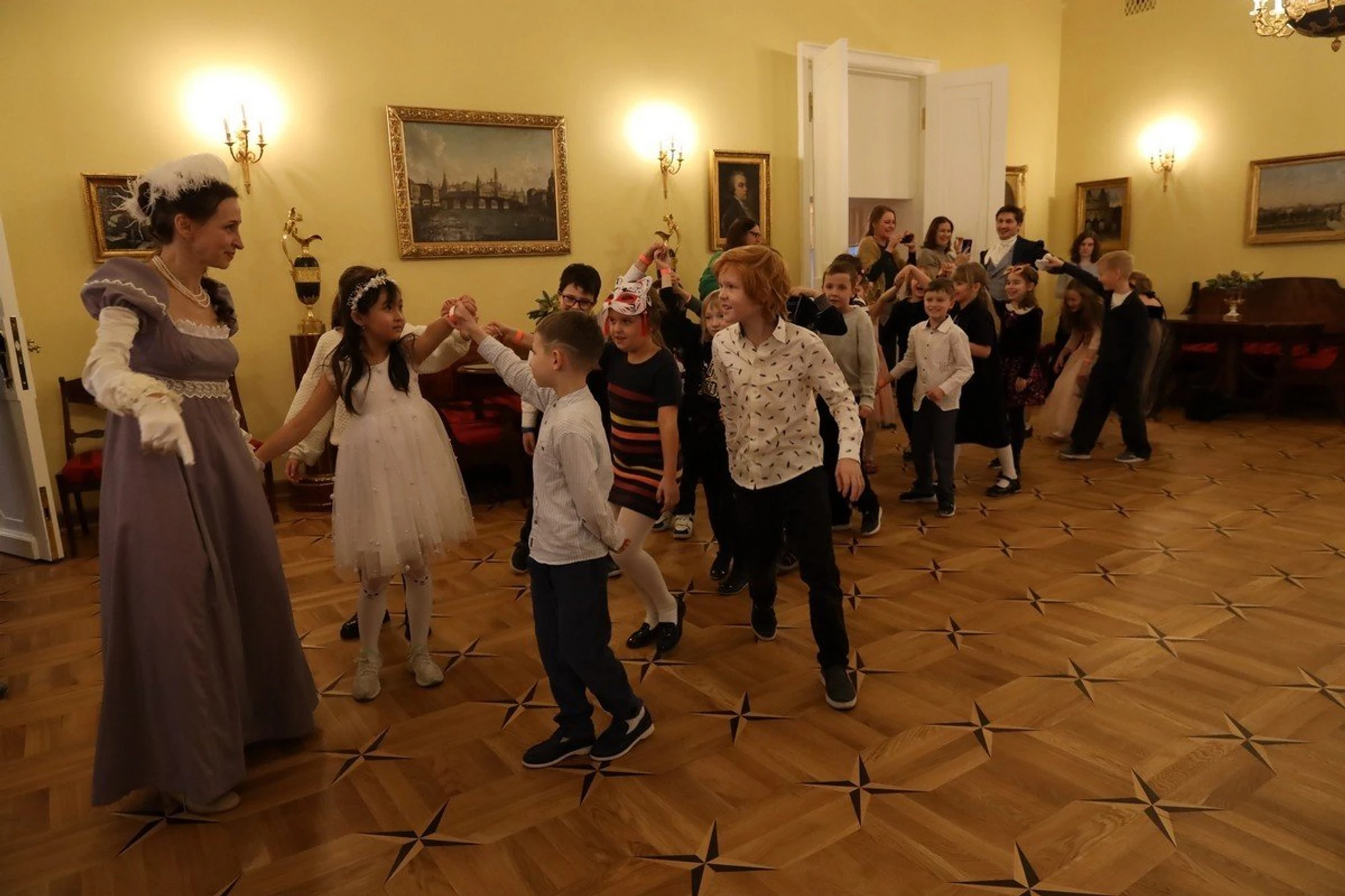 Новогодняя программа «Мы лучше поспешим на бал…»