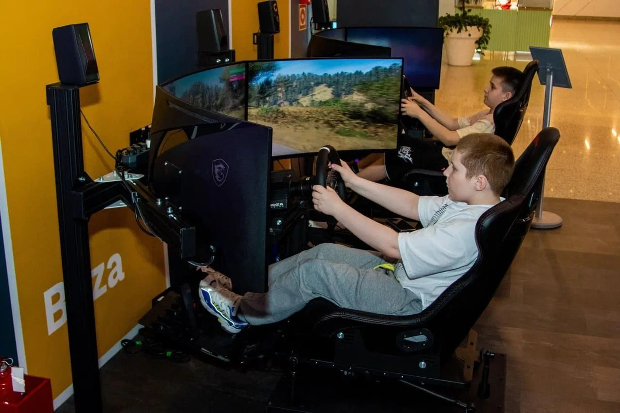 Иммениник на празднике бесплатно в клубе виртуальной реальности