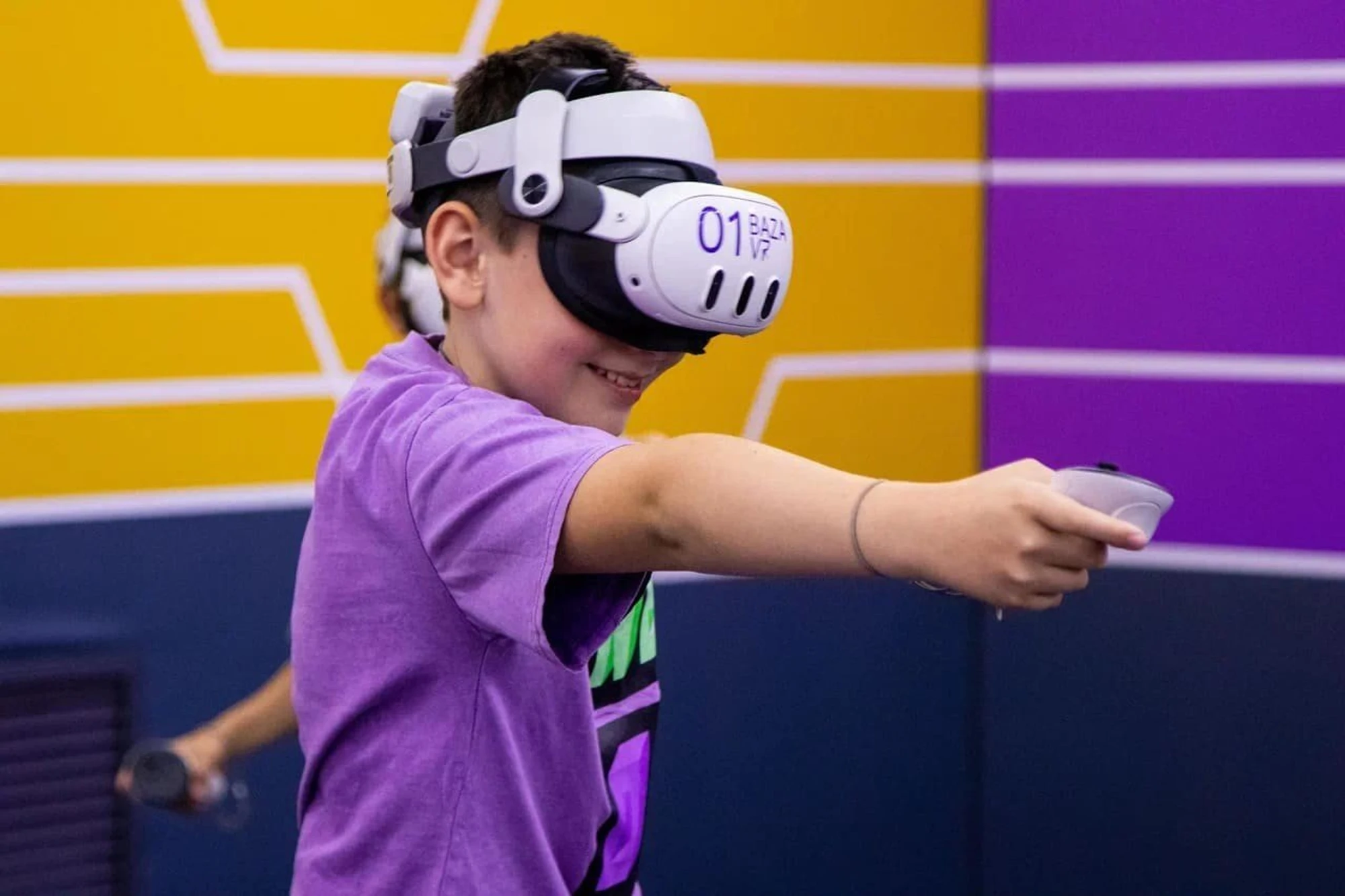 Иммениник на празднике бесплатно в клубе виртуальной реальности