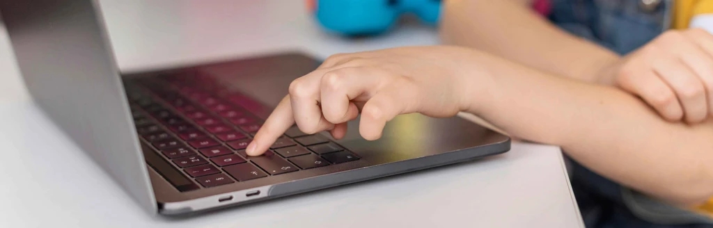 Цифровые лабиринты: о каких угрозах в интернете нужно помнить и взрослым, и детям