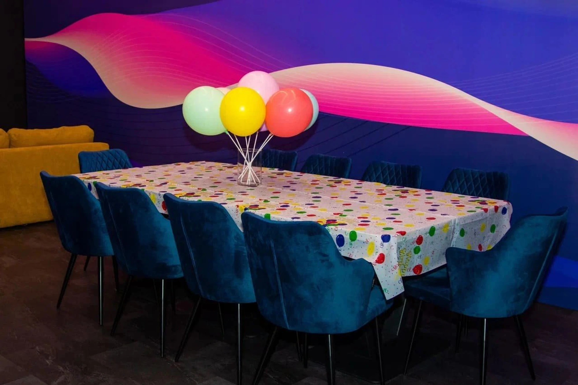 Иммениник на празднике бесплатно в клубе виртуальной реальности