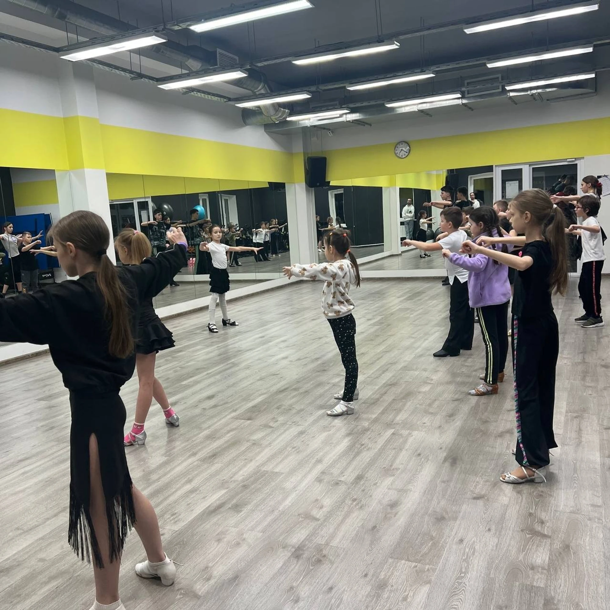 Бесплатное занятие для детей по бальным танцам в центре "FITNESSON"