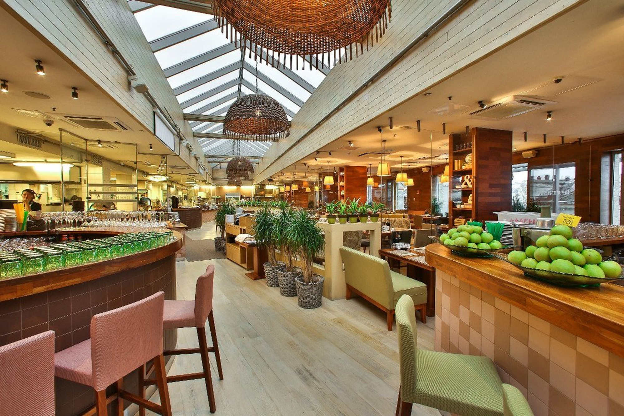 Plaza Garden cafe, кафе с летней террасой в деловом квартале в центре Москвы