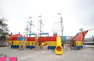 Набережная Цесаревича, прогулочная зона с детской площадкой во Владивостоке 
