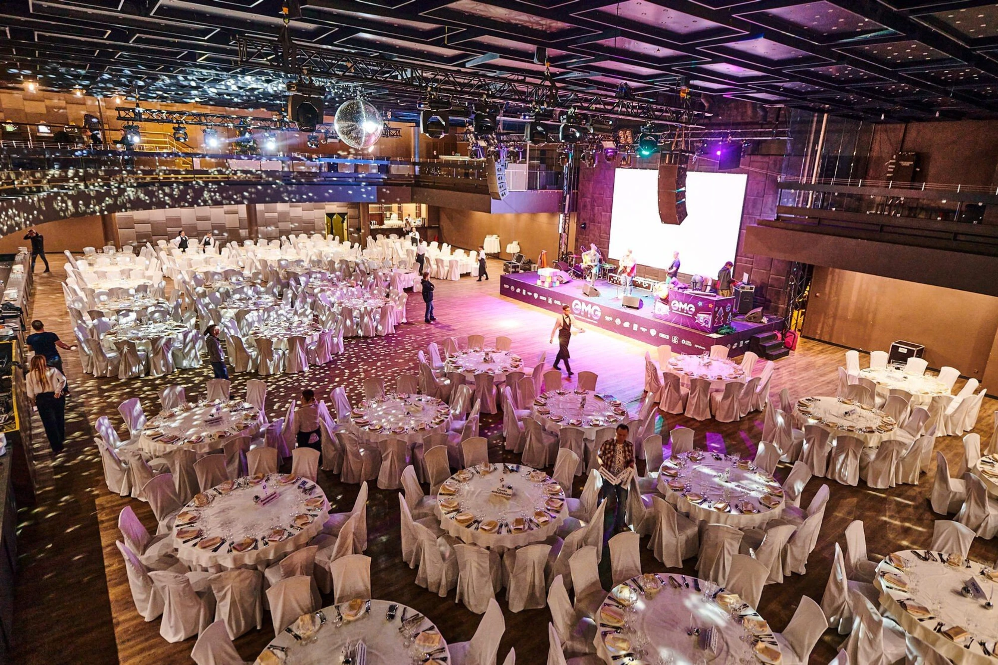 Что подарить женщине на Новый год 2026? Идея, которая покорит сердце!