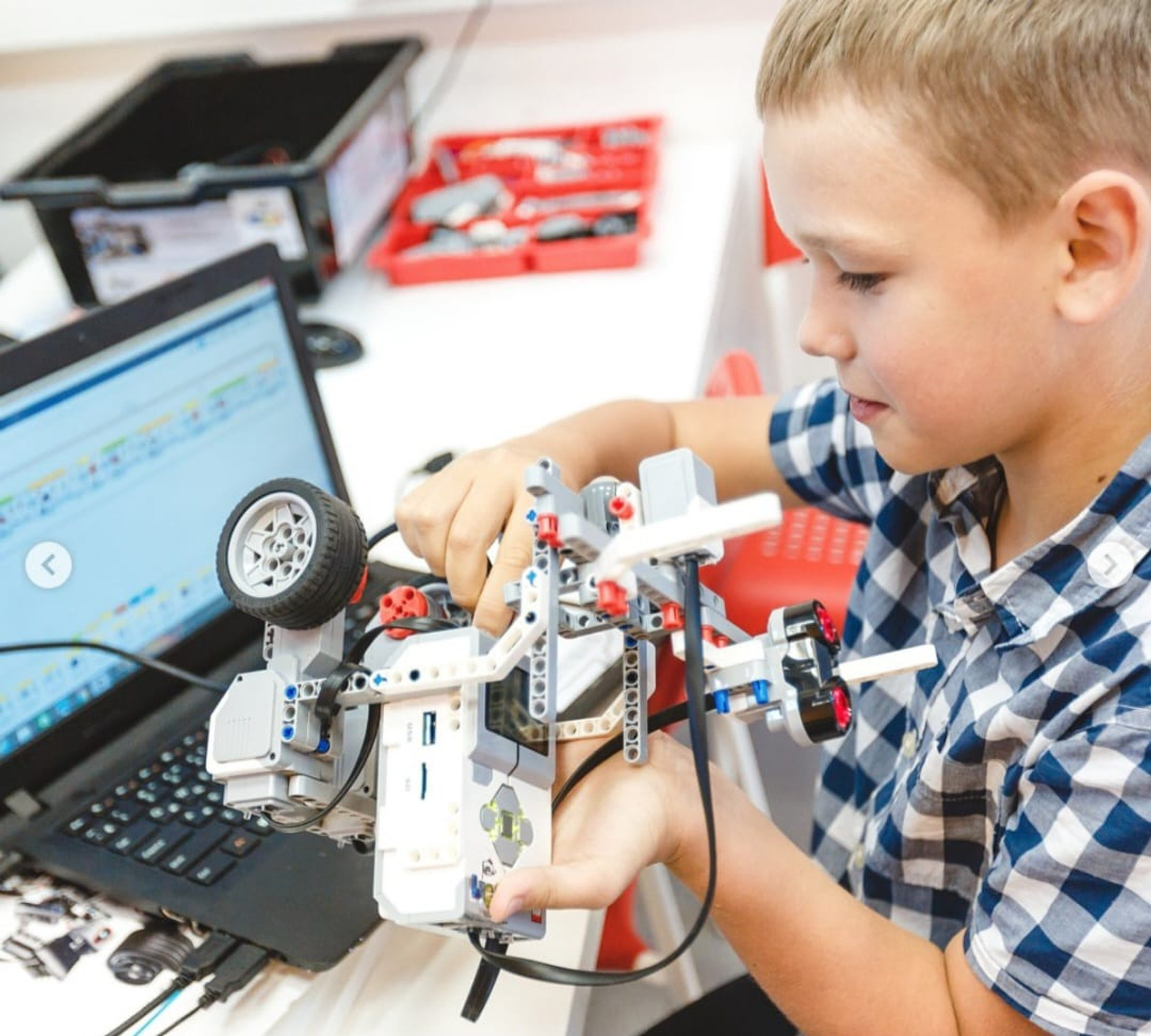 Учится робототехники. Робототехника для детей. Робототехника для дошкольников. Робототехника и программирование для детей. Роботостроение для детей.