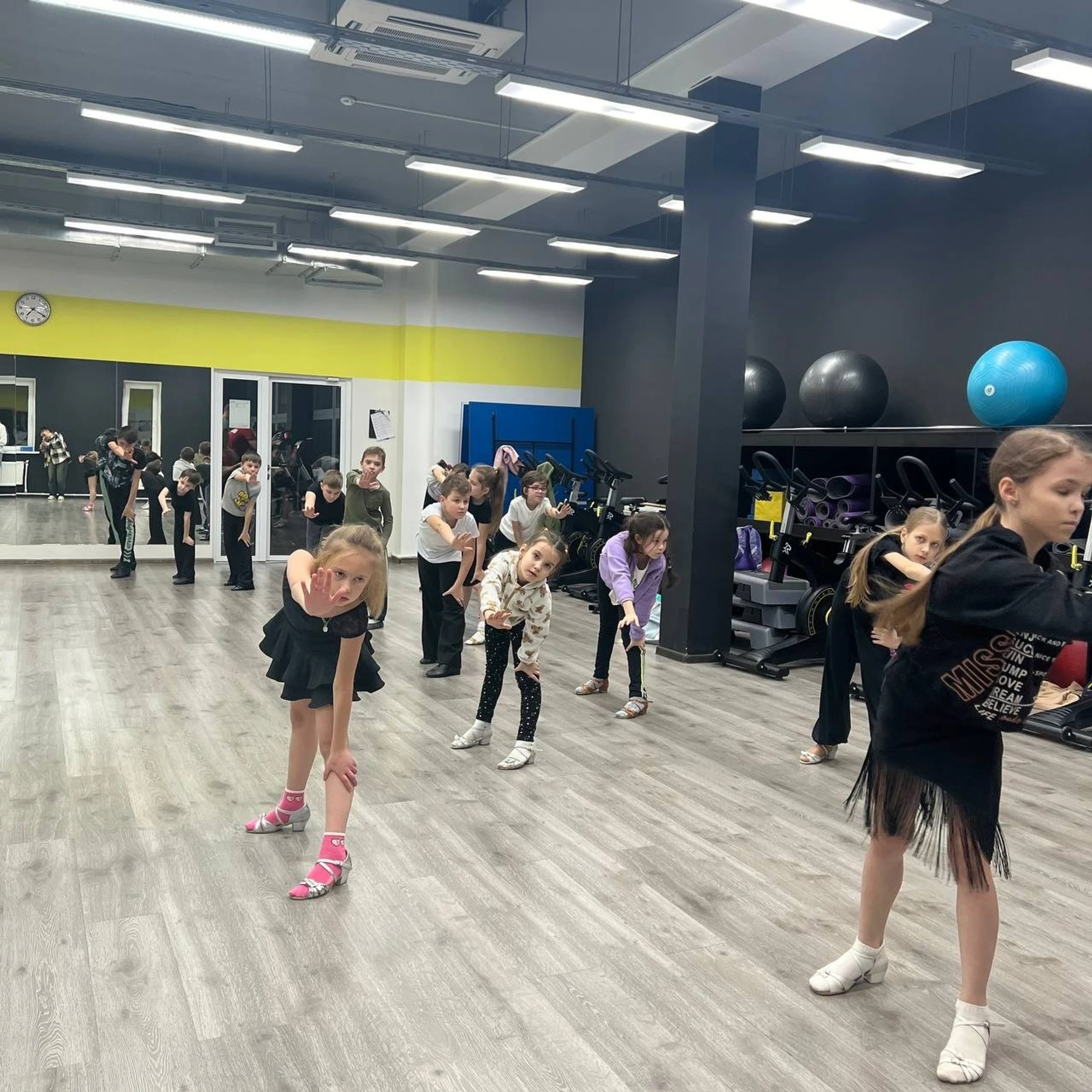 Бесплатное занятие для детей по бальным танцам в центре "FITNESSON"