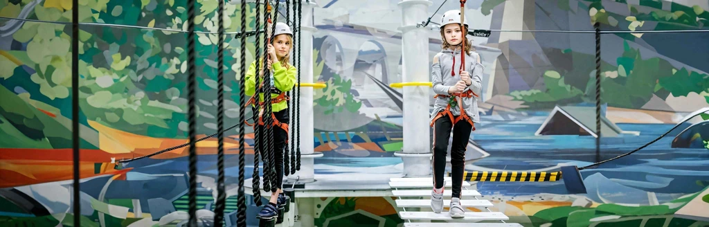 Каникулы на высоте: веревочные парки, батутные центры и скалодромы для активных детей в Санкт-Петербурге