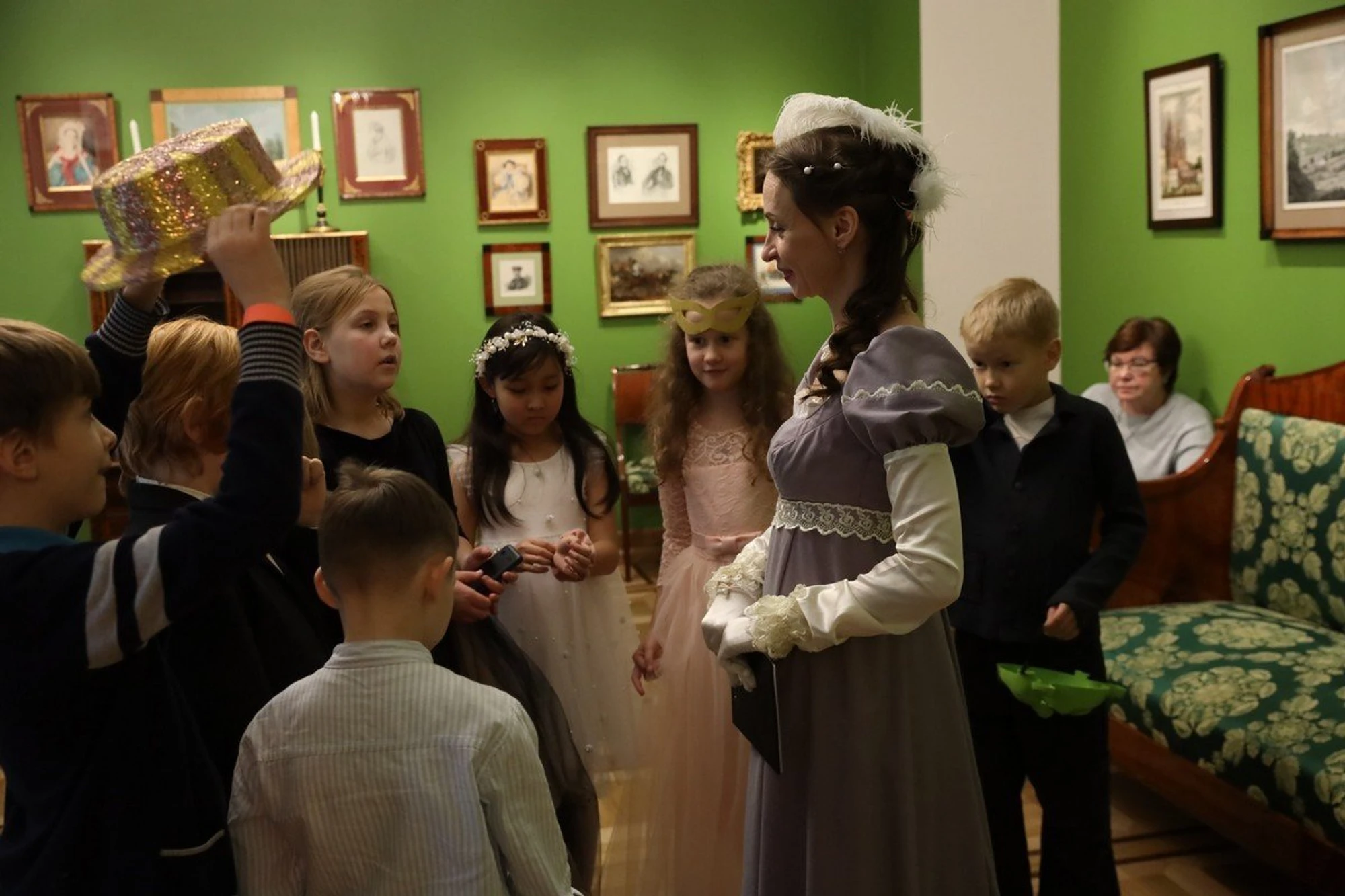 Новогодняя программа «Мы лучше поспешим на бал…»