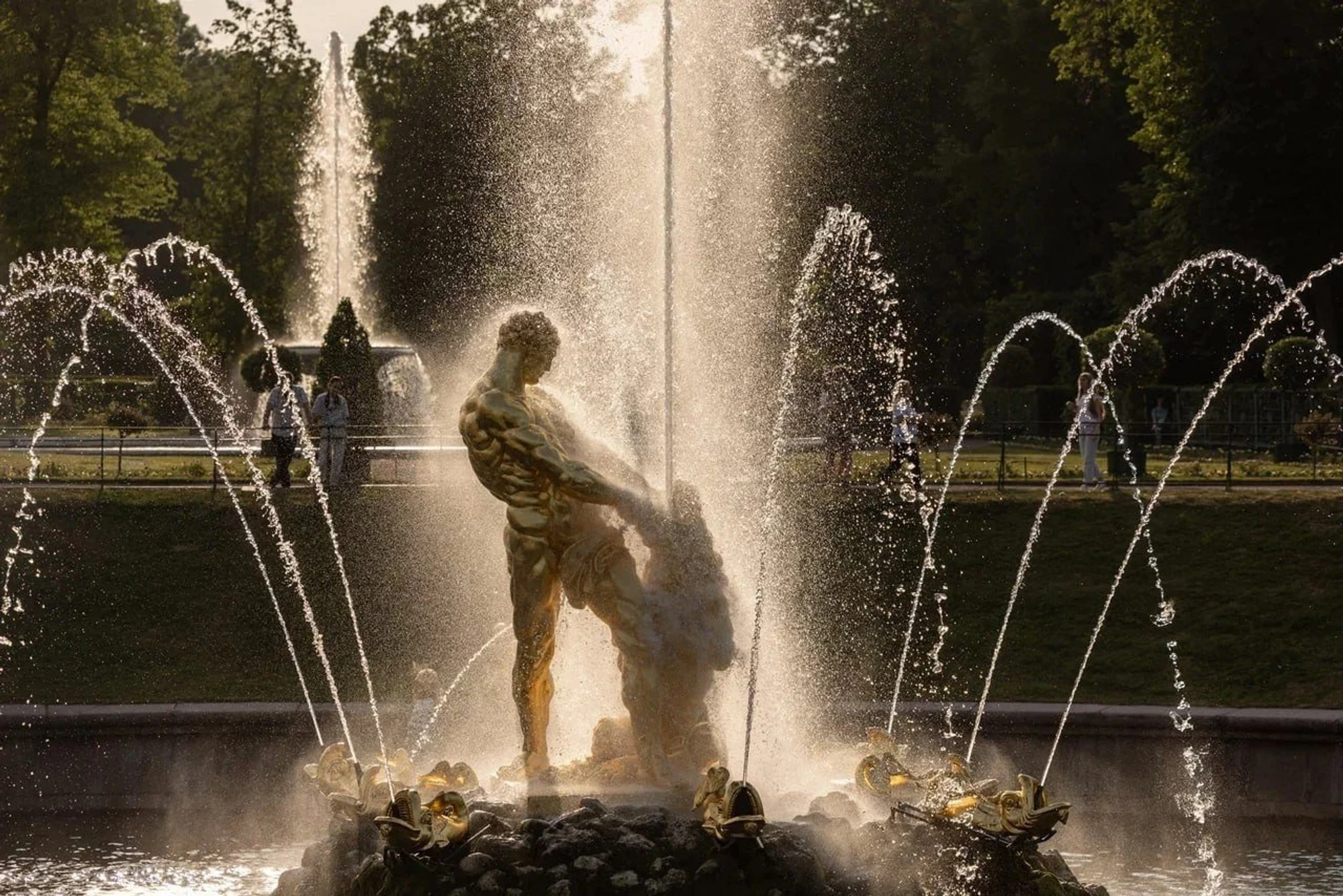 Весенний праздник фонтанов "Самсон. Возрождение" в Петергофе