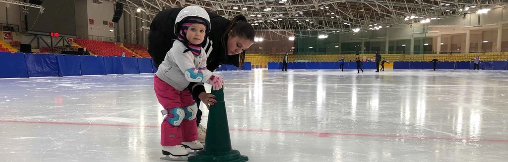 Где научиться кататься на коньках ребенку в Москве