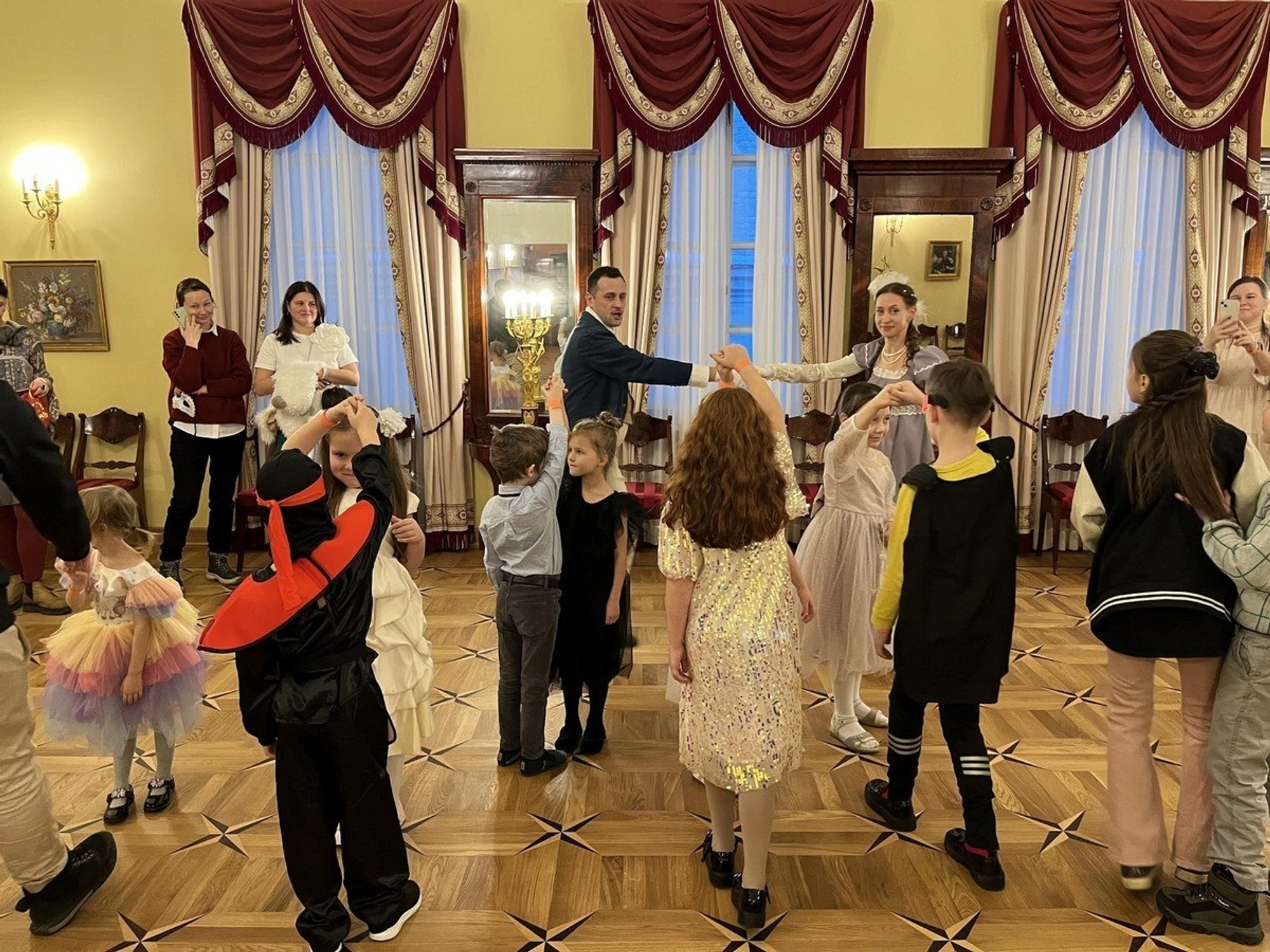 Новогодняя программа «Мы лучше поспешим на бал…»