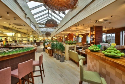 "Plaza Garden cafe", кафе с летней террасой в деловом квартале в центре Москвы
