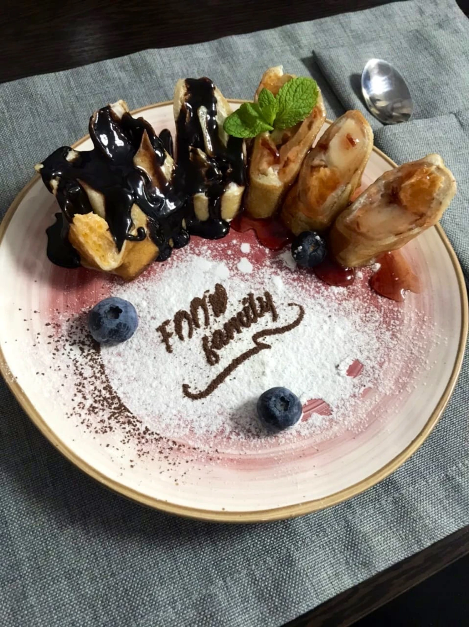 Кафе "FOOD family" в Новоуральске