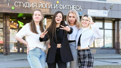 Скидки и призовые занятия в йога-студии "Сабака мордой вверх"