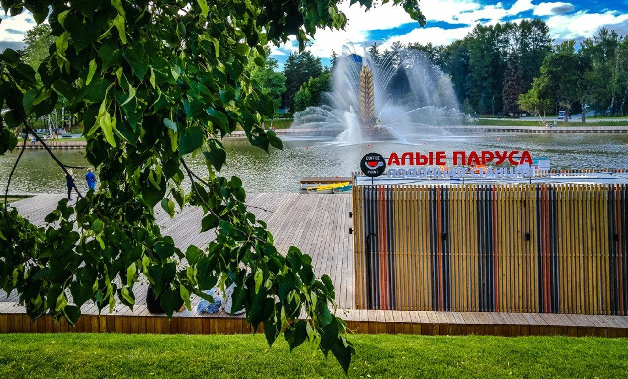 Прокат лодки или водного катамарана на лодочной станции ВДНХ "Алые паруса"