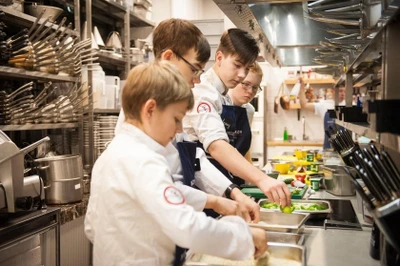 Мастер-класс "Юный шеф: очень вкусный бургер!" в Кулинарной школе "Novikov Space"