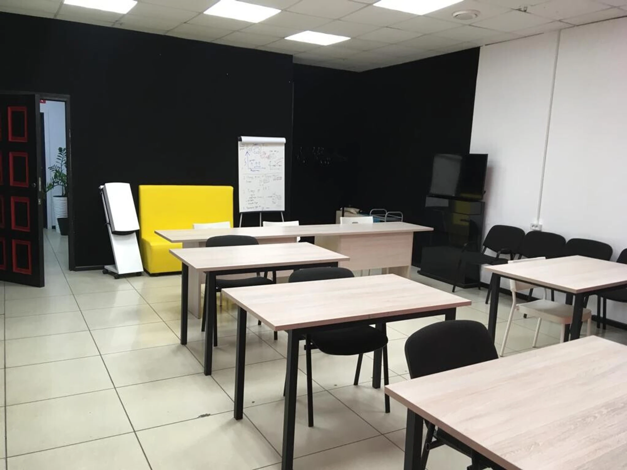 при заказе с приложения, действуют скидки на посещение коворкинга.