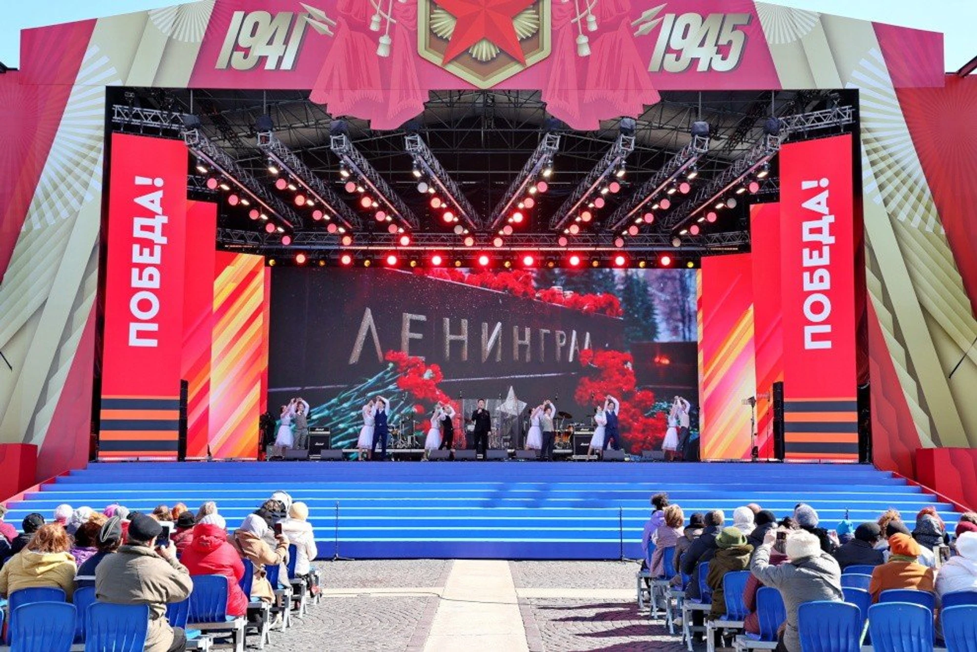 Концерт ко Дню Победы на Дворцовой площади и праздничный салют