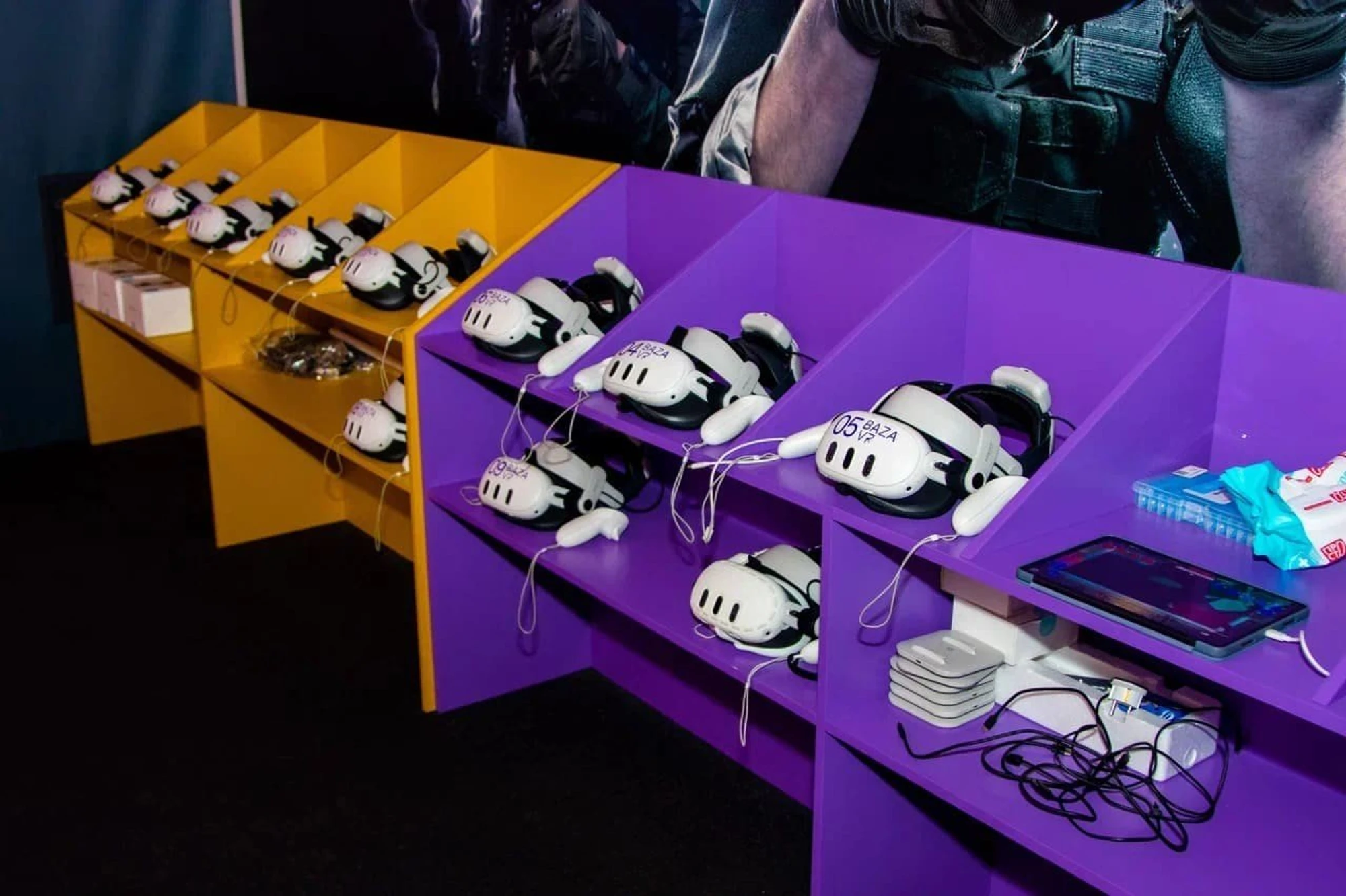 Иммениник на празднике бесплатно в клубе виртуальной реальности