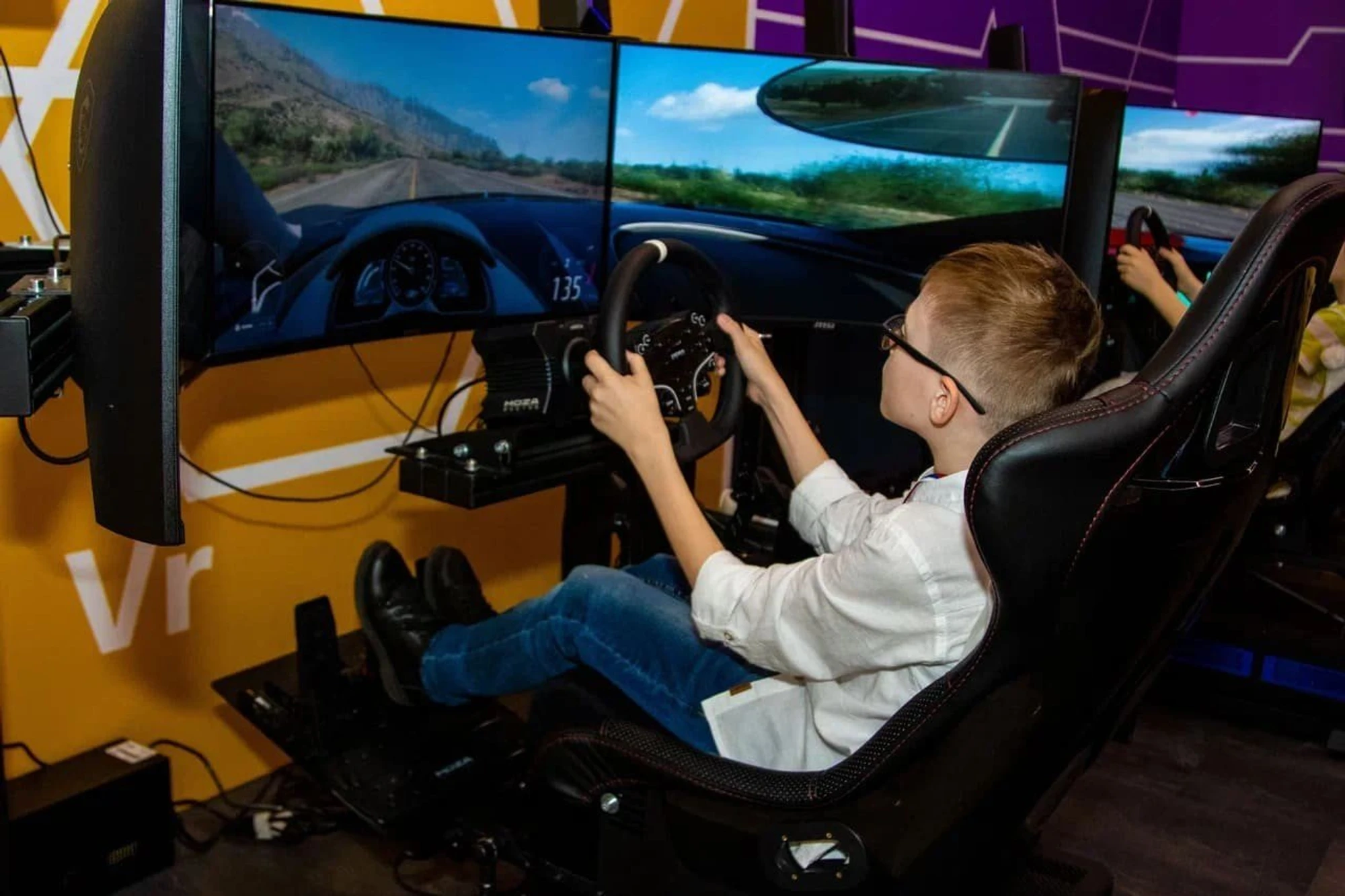 Иммениник на празднике бесплатно в клубе виртуальной реальности