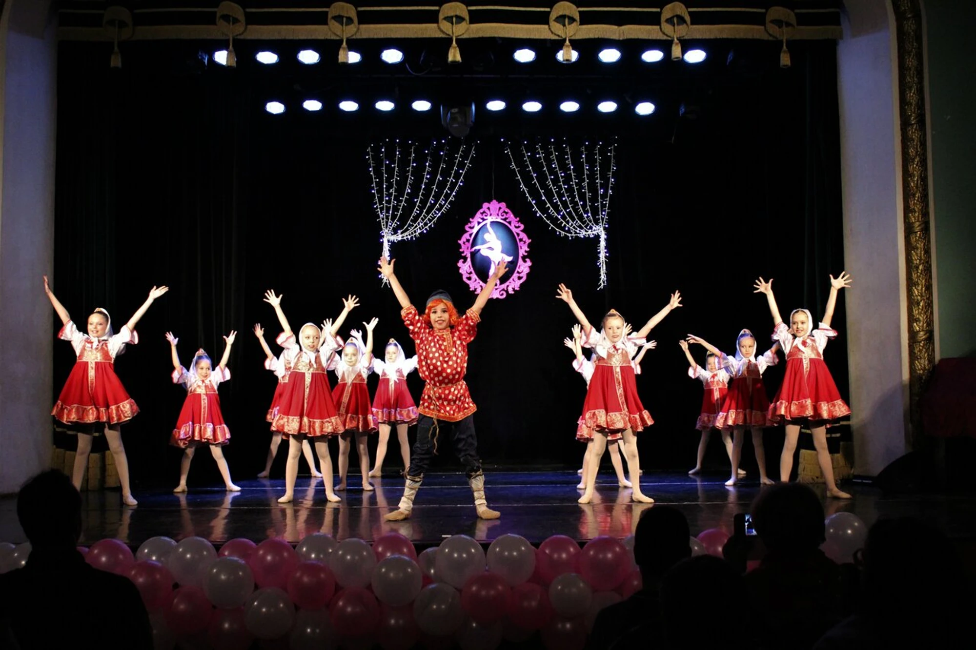 Центр танца Маленькая страна (Школа танцев)