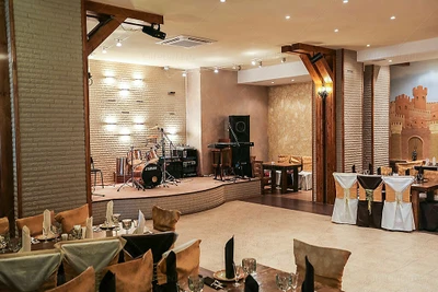 Рыцарский двор (Ресторан )