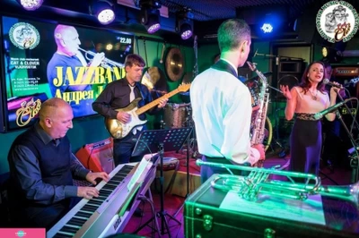 "Кот и Клевер", Cat&Clover Art Music Pub, ресторан, живые концерты на Адмирала Фокина, Владивосток 