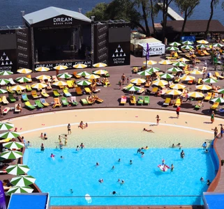 "Dream Beach Club" пляж в парке "Остров Мечты"