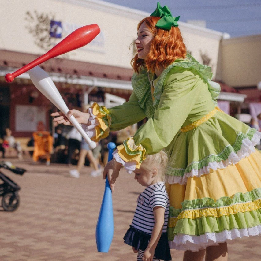 Яркое открытие летней распродажи с анимацией для детей во Vnukovo Outlet Village