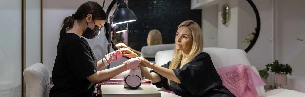 Успеваем на ноготочки перед Новым годом: маникюрные салоны в центре Санкт-Петербурга