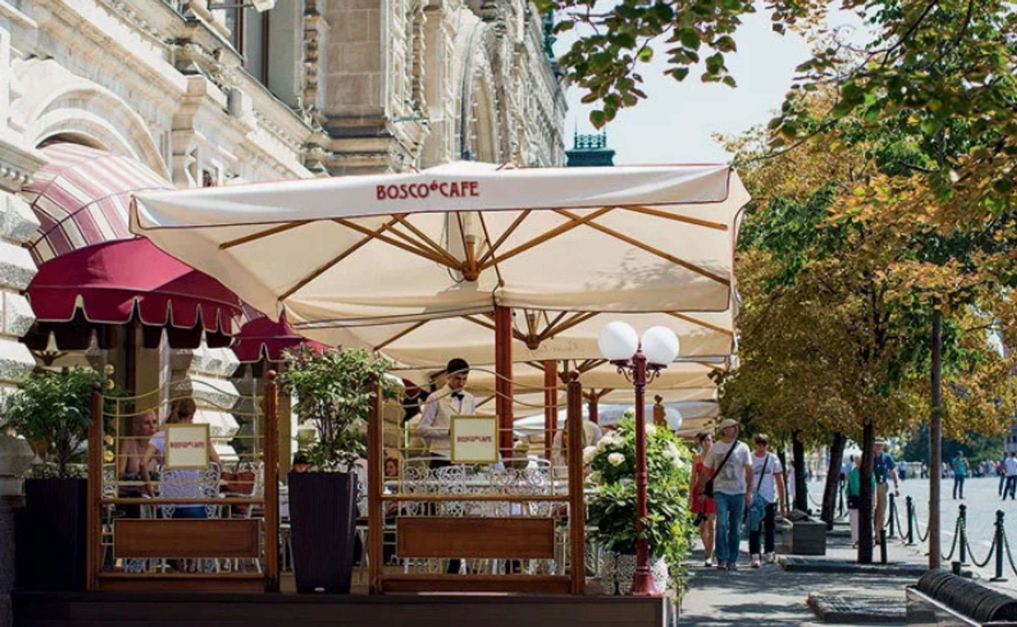 Летняя веранда в кондитерской “Niqa Patisserie &amp; Cafe”&nbsp;