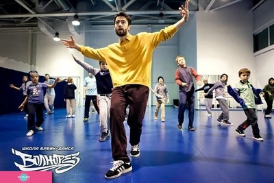 "Волнорез"  (верхний и нижний брейк-данс)