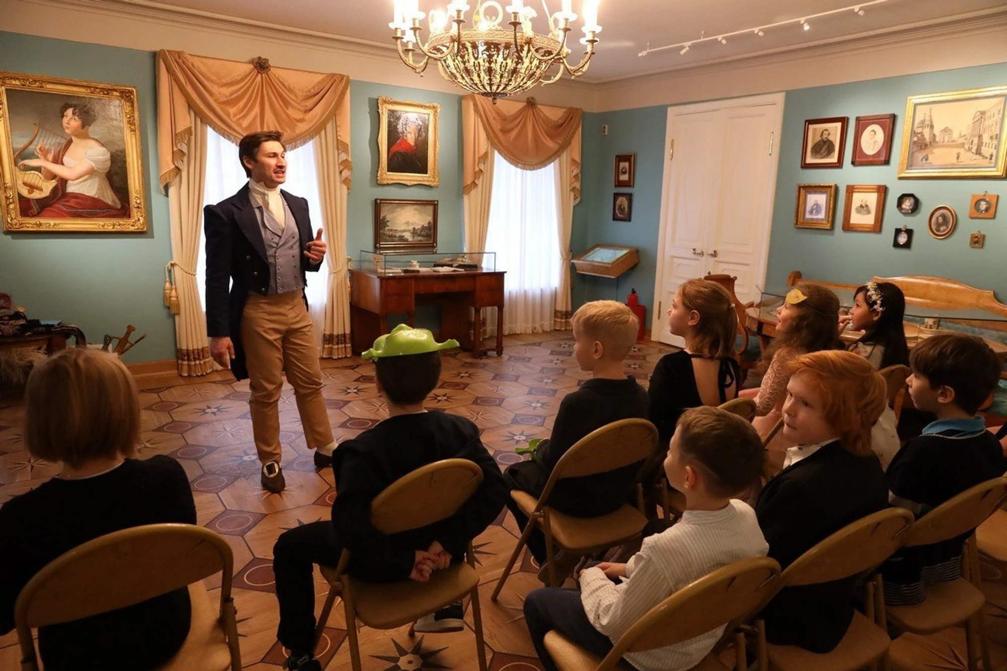 Новогодняя программа «Мы лучше поспешим на бал…»