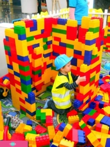 "Кидсити", конструкторская развлекательная площадка для детей 3-12 лет в ТРЦ "Изумрудный город", Томск