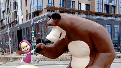 Арт-объект по мотивам мультфильма "Маша и медведь"