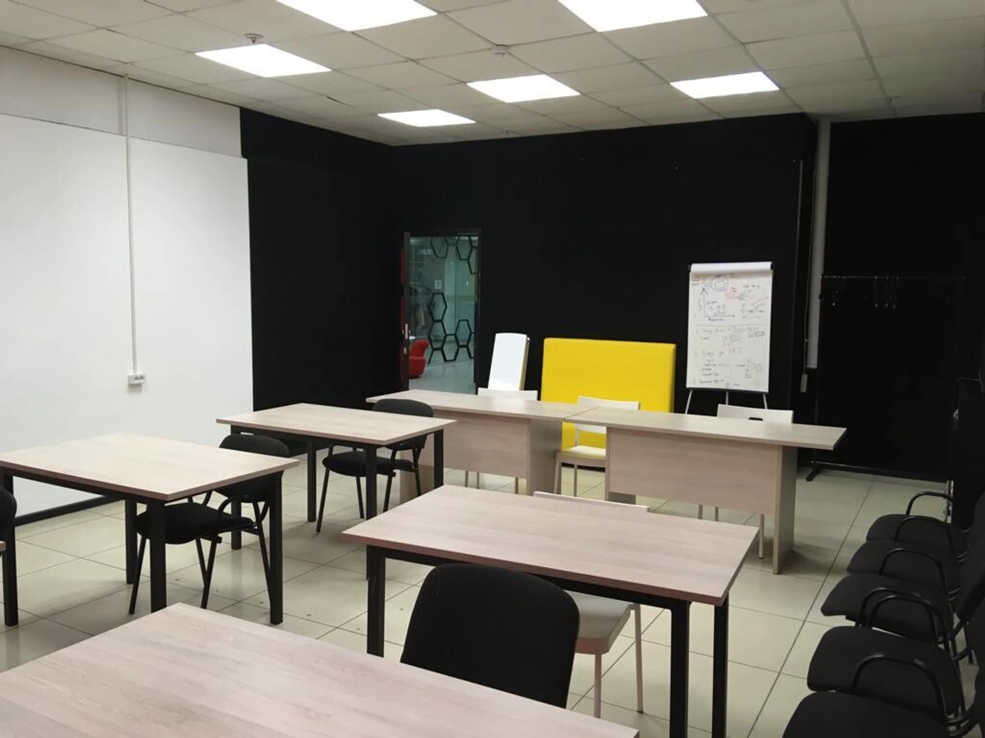 при заказе с приложения, действуют скидки на посещение коворкинга.