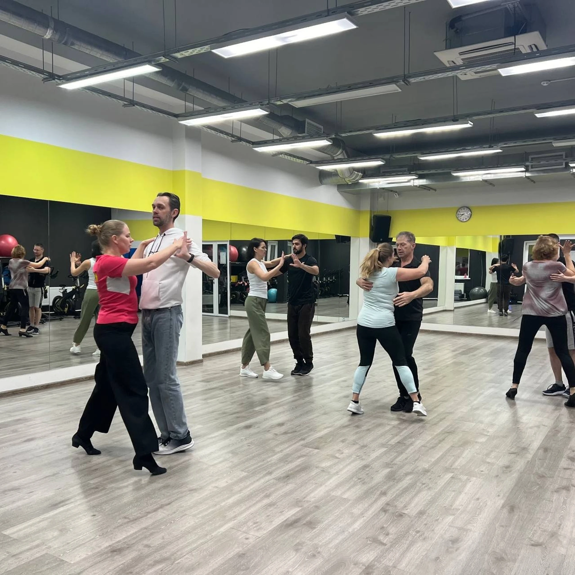 Бесплатное занятие для детей по бальным танцам в центре "FITNESSON"