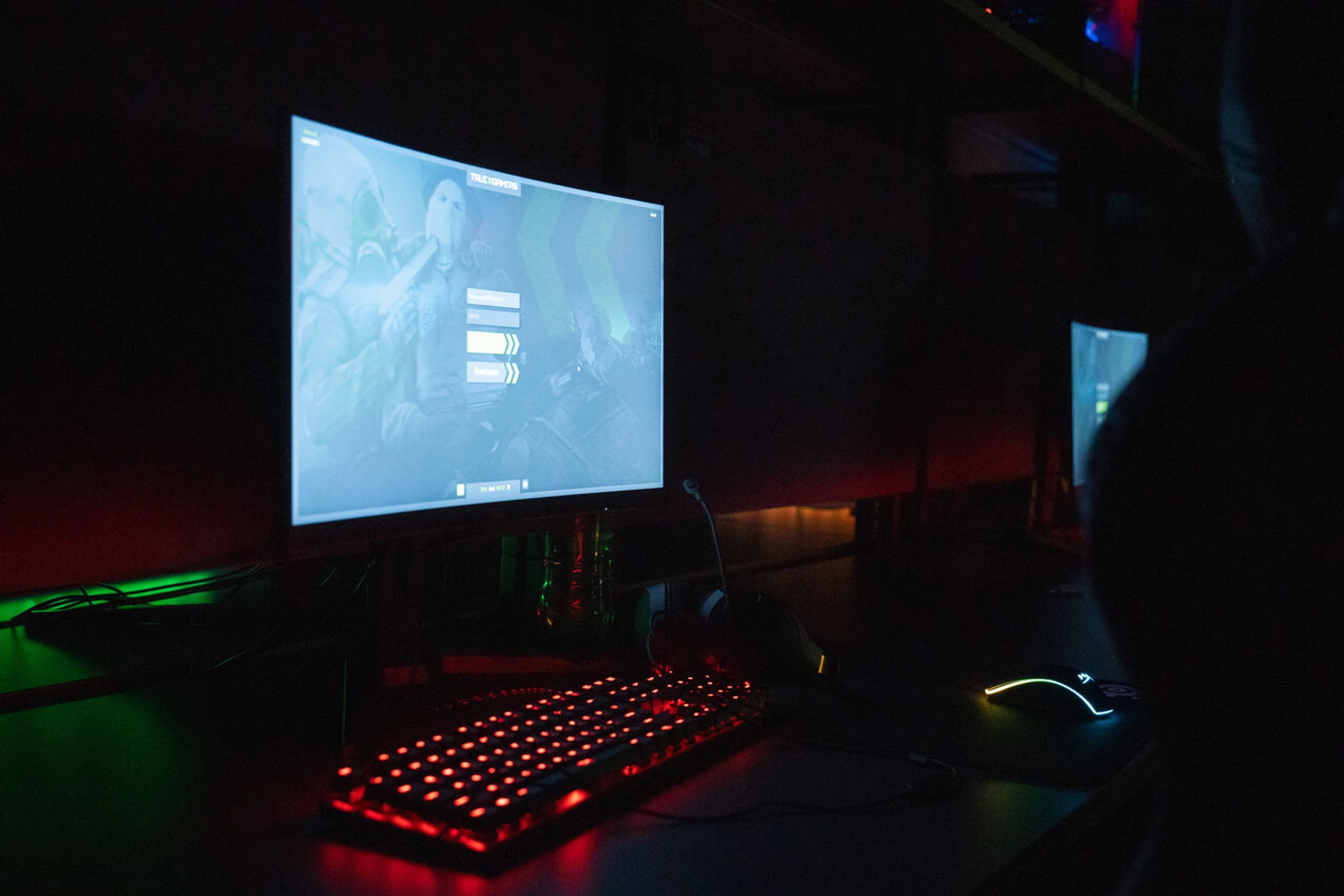 "True Gamers", компьютерный клуб