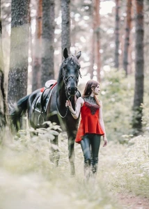Конные прогулки в лес в клубе "Атаман"