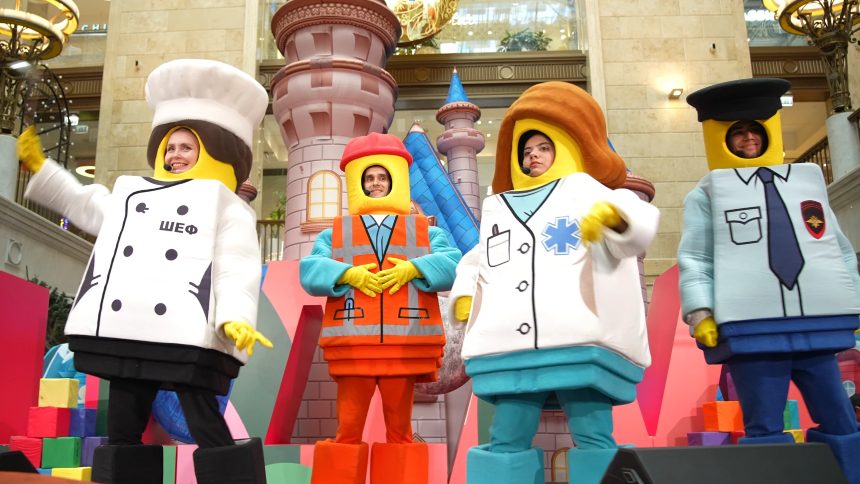 Яркое LEGO-шоу «Город Героев»: Праздник профессий в ЦДМ на Лубянке