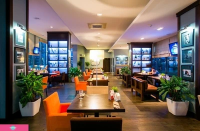 "Трибуна", панорамный ресторан с детской комнатой у футбольного поля в Калининском районе, Академическая 