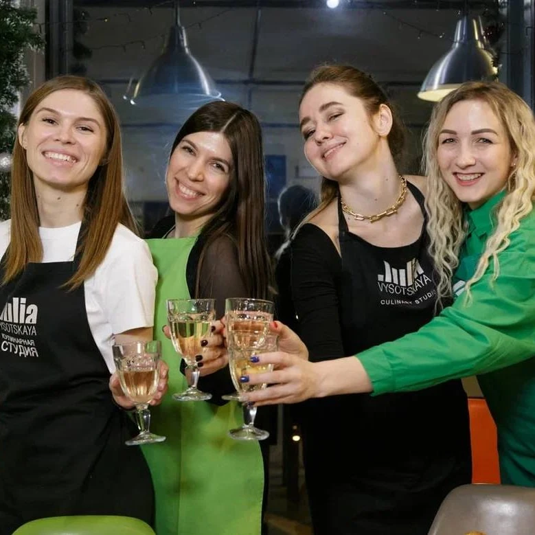 Веселый девичник в кулинарной студии Юлии Высоцкой